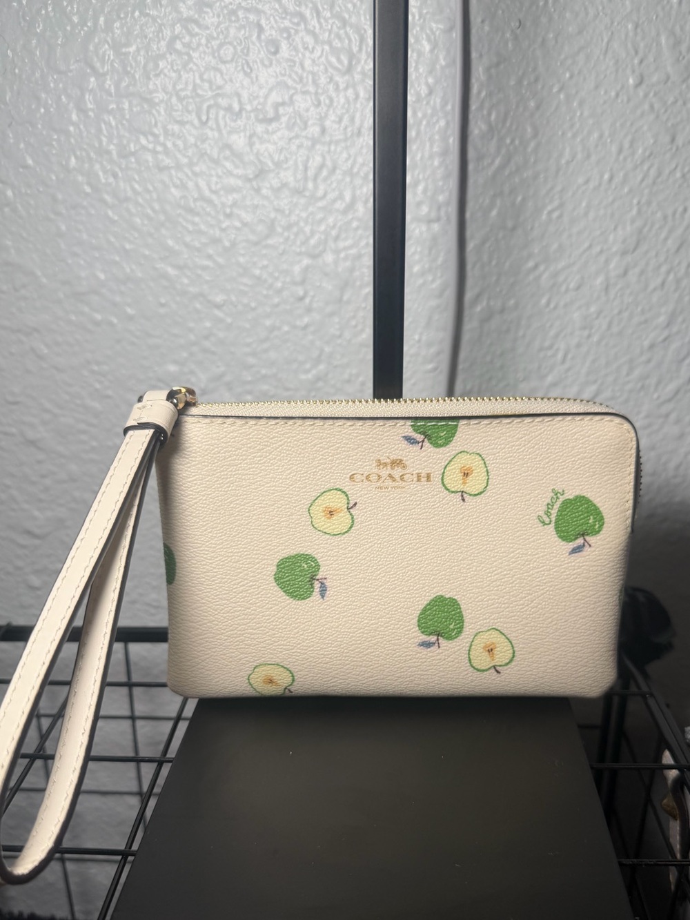 🍏 COACH Corner Zip Wristlet - Apple Print in Chalk / Green 🍏 - RARE PRINT